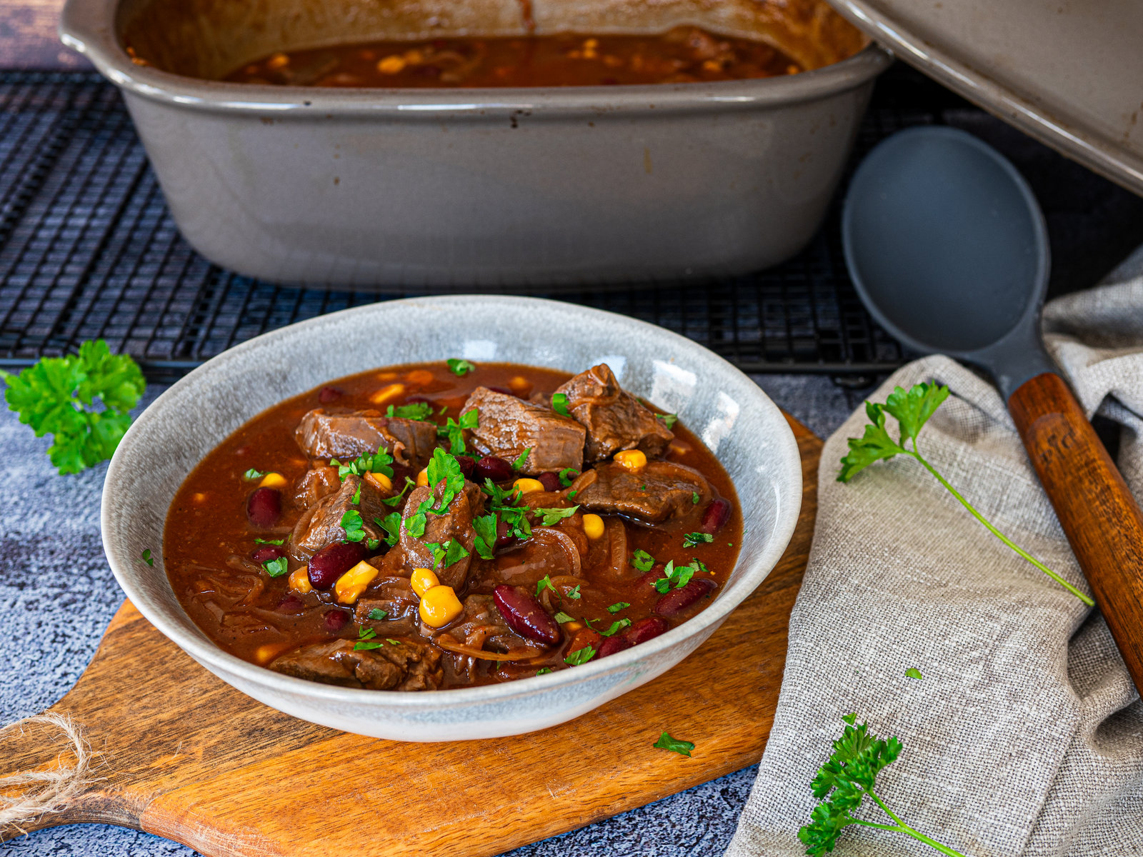 Chili Con Carne mit Gulaschfleisch in einem Ofenmeister