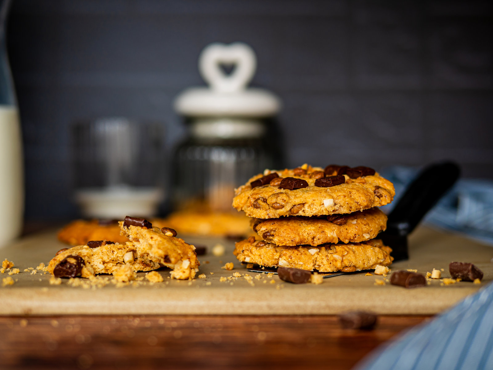Nahaufnahme von knusprigen Cookies mit Schokochips und Mandeln auf einem Backblech.