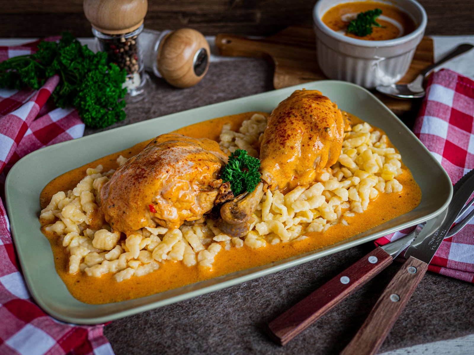 Teller mit ungarischem Paprika Huhn, Reis und frischer Petersilie