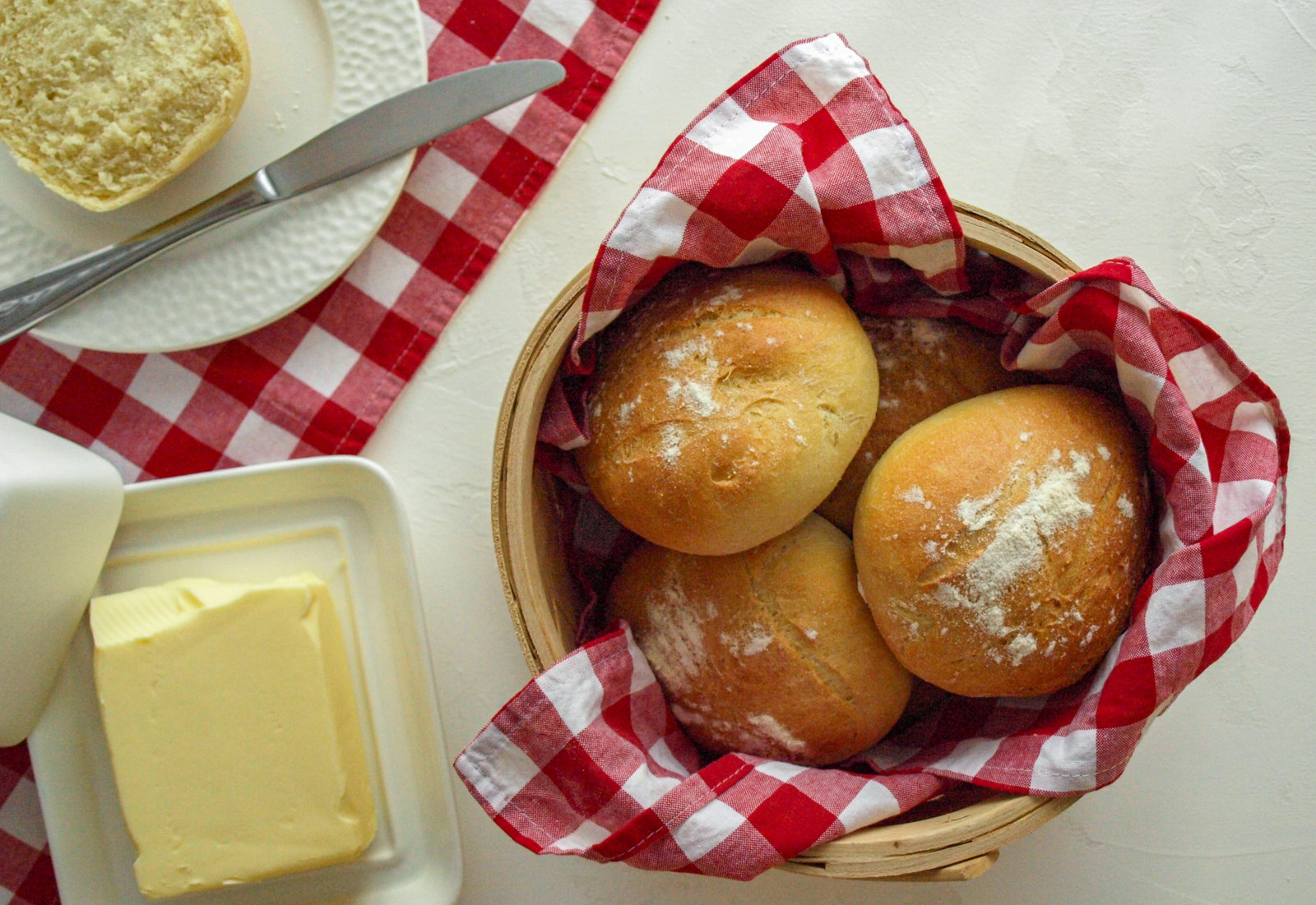 Frisch gebackene Grieß-Buttermilch-Brötchen auf einem Backblech