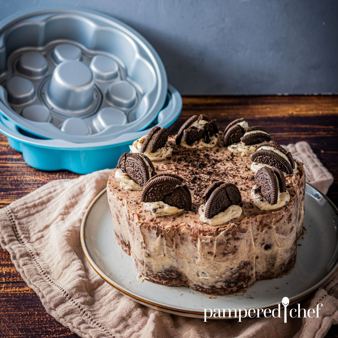 Eine angeschnittene Oreo-Torte mit Schichten aus Biskuitboden und zwei verschiedenen Cremes, dekoriert mit Oreo-Keksen.